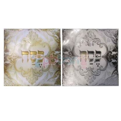 תמונה של כרית קטיפתית עם הדפס מטאלי