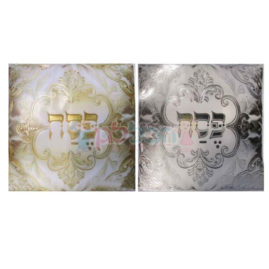 תמונה של כרית קטיפתית עם הדפס מטאלי